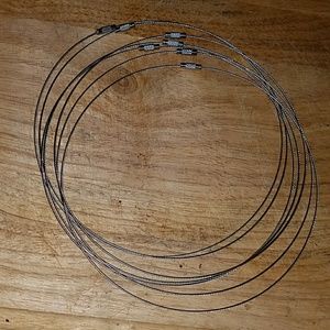 Silver twisted wire choker with silver closure.